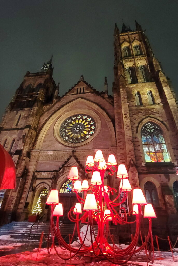 Lustres , devant l'Église unie St-James